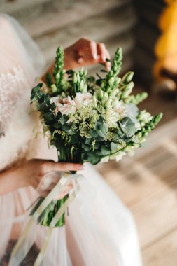 Gelinin elinde düğün buketi