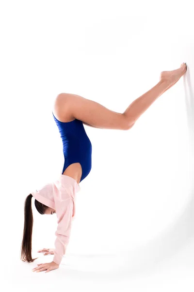 Hermosa Joven Bailarina Flexible Pie Las Manos —  Fotos de Stock