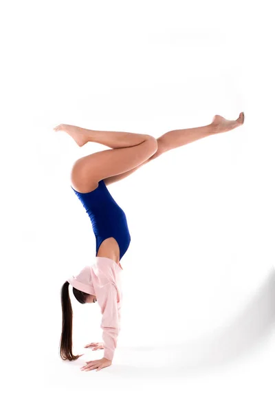 Hermosa Joven Bailarina Flexible Pie Las Manos —  Fotos de Stock