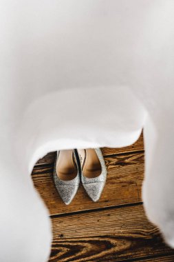 Gelin Ayakkabı ve elbise ahşap zemin üzerinde