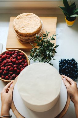 Kız fırıncı taze ahududu ve yaban mersini ile lezzetli bir berry kek hazırlar