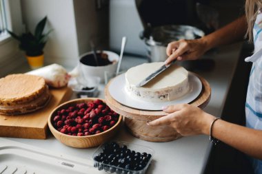 Kız fırıncı lezzetli bir çilek cheesecake hazırlar