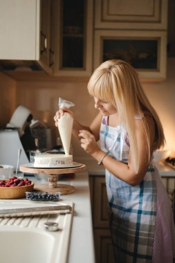 Kız fırıncı lezzetli bir çilek cheesecake hazırlar