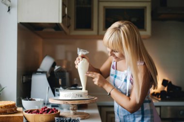 Kız fırıncı lezzetli bir çilek cheesecake hazırlar