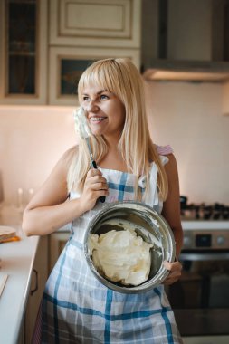 sabah mutfakta genç çekici kadın, kahvaltı, gülümseyen, doğal bir görünüm, süt içme, kurabiye yeme, gülme, mutlu, sağlıklı