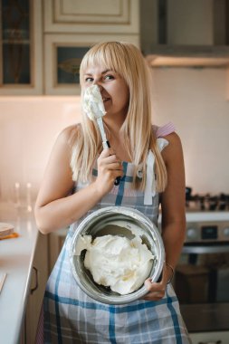 sabah mutfakta genç çekici kadın, kahvaltı, gülümseyen, doğal bir görünüm, süt içme, kurabiye yeme, gülme, mutlu, sağlıklı