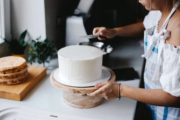 Ragazza panettiere prepara una deliziosa cheesecake bacche Foto Stock