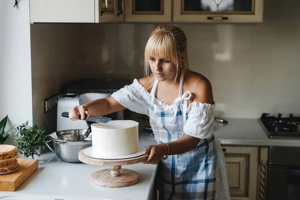 Attraente giovane donna sta cucinando in cucina. Divertirsi mentre si fanno torte e biscotti . Fotografia Stock