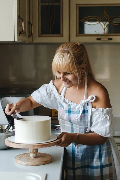 Attraente giovane donna sta cucinando in cucina. Divertirsi mentre si fanno torte e biscotti . Foto Stock Royalty Free