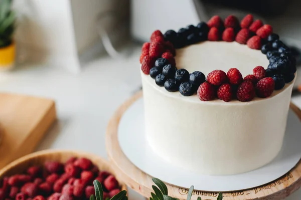 Deliziosa torta di bacche con lampone fresco e mirtillo Fotografia Stock