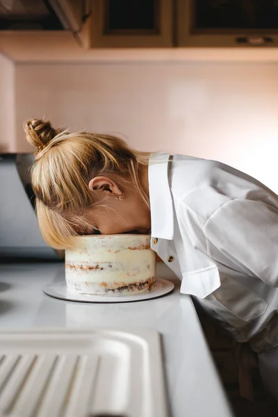 The girl fell face in the cake