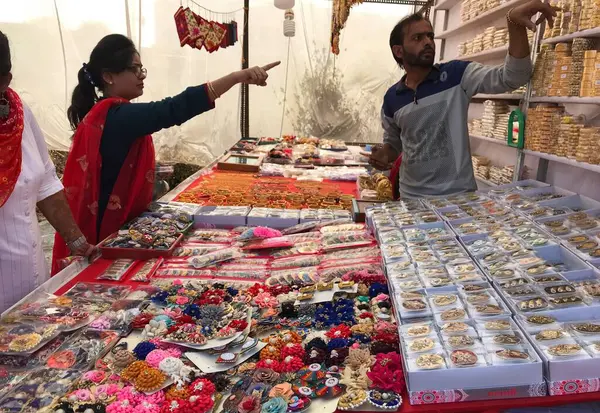 Karakbel Madhya Pradesh India Novembre 2019 Una Donna Compra Gioielli — Foto Stock