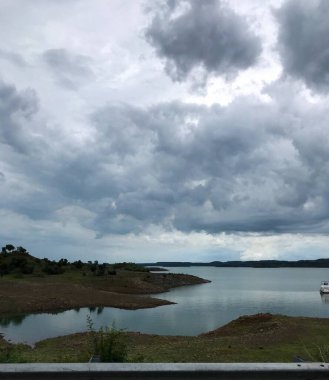Bargi Barajı, Jabalpur 'un Madhya Pradesh kenti yakınlarında yer alır ve Narmada Nehri üzerinde inşa edilen büyük barajlardan biridir.