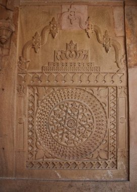 Gwalior, Madhya Pradesh / Hindistan: 15 Mart 2020 - Gwalior Kalesi 'ndeki Man Singh Sarayı' nın duvarlarında tasarım