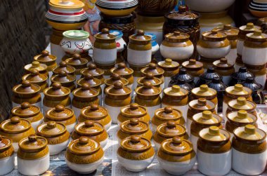Piyasadaki el sanatları kavanozlarının çeşitliliği