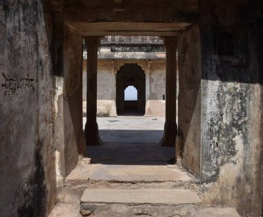 Gwalior, Madhya Pradesh / Hindistan: 15 Mart 2020 - Gwalior Kalesi 'ndeki Karan Sarayı' nın iç yapısı