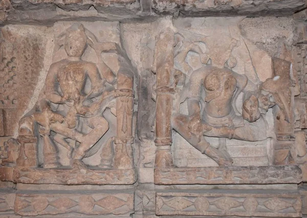 Gwalior, Madhya Pradesh / Hindistan: 15 Mart 2020 - Gwalior Kalesindeki Sas Bahu Tapınağının yıkılmış duvarları