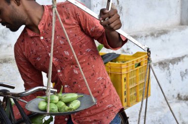 Karakbel, Madhya Pradesh / Hindistan: 5 Eylül 2020 - Köyde bisiklet üzerinde sebze satan bir adam