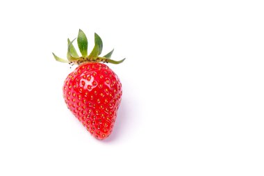 Beyaz arkaplanda izole edilmiş bir çilek.