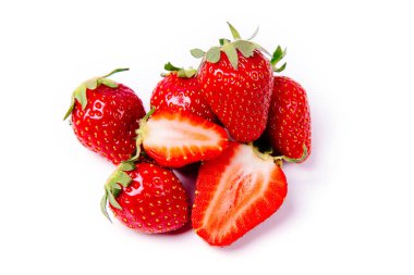 Taze çileklerin yakın plan çekimi. Beyaz arkaplanda izole.