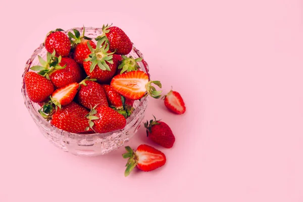 Erdbeeren Aus Kristall Auf Rosa Hintergrund — Stockfoto