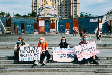 KYIV, UKRAINE - 05 Haziran 2020: Polis şiddetine karşı Kiev 'de protestocular. İnsan hakları