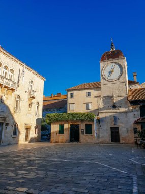 Trogir 'in eski kasabasındaki mimariye bak. Saat kulesinin dönüm noktası olan ana meydan. Eski kasaba Trogir mimarisi.