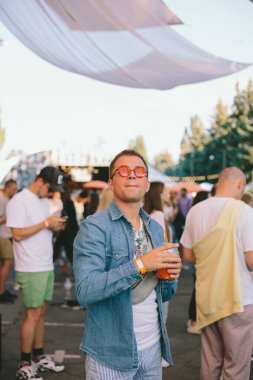 Festivalde kalabalığın önünde duran ve müziğin tadını çıkaran bir kaleci.