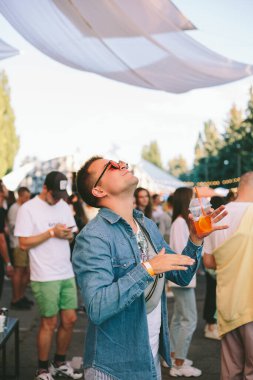 Festivalde kalabalığın önünde duran ve müziğin tadını çıkaran bir kaleci.