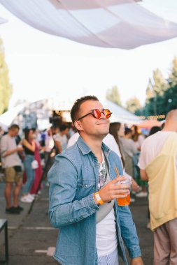 Festivalde kalabalığın önünde duran ve müziğin tadını çıkaran bir kaleci.