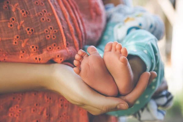 Baby Feet Mum Hands Wonam Holding Baby — Stock Photo, Image