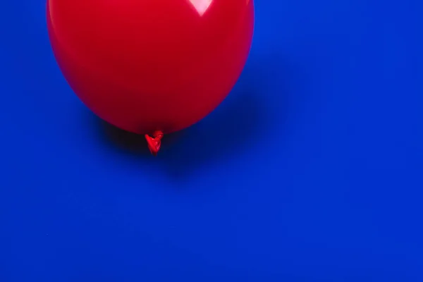 Czerwony Balon Niebieskim Tle Minimalna Koncepcja — Zdjęcie stockowe
