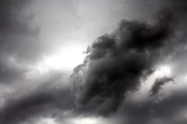 Σκοτεινά Σύννεφα Στον Ουρανό Πριν Βροχή — Φωτογραφία Αρχείου