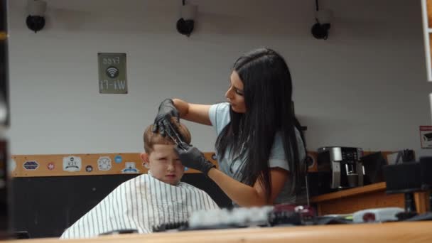 Jeden vtipálek navštívil holičství. Krásná arménská žena kadeřnice dělá účes. 4K — Stock video