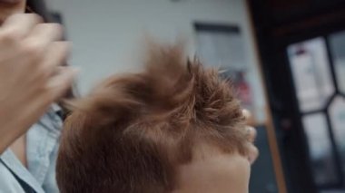 Komik bir çocuk berbere gitti. Güzel Ermeni kadın kuaför saçını kesiyor. 4K