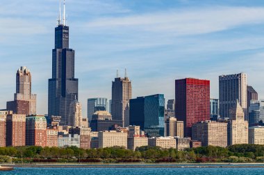 Chicago - Mayıs 2018 yaklaşık: Rüzgarlı Şehir şehir manzarası Michigan Gölü güneşli bir günde. Chicago Cubs, ayılar, Blackhawks ve kalın hamurlu pizza II ev sahipliği