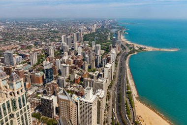 Chicago - Mayıs 2018 yaklaşık: Rüzgarlı Şehir Hancock Tower güneşli bir şehir manzarası. Chicago Cubs, ayılar, Blackhawks ve kalın hamurlu pizza V ev sahipliği