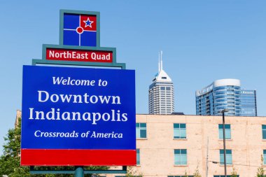 Indianapolis - Mayıs 2018 yaklaşık: Downtown Indianapolis Salesforce Kulesi için karşılama işareti, bölgeler Bankası Binası ve 360 Pazar kare ben