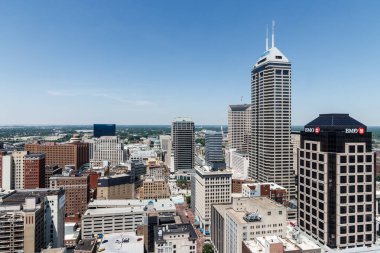 Indianapolis - Mayıs 2018 yaklaşık: Indianapolis Downtown manzarası Salesforce, Bmo Harris, Bankone ve Keybank kule III de dahil olmak üzere bir güneşli