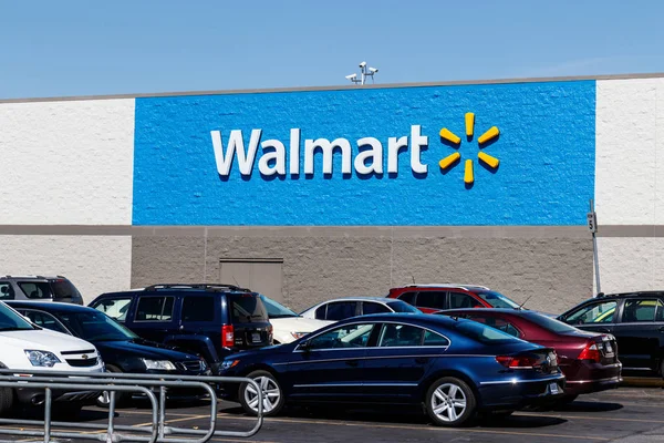 Indianápolis Circa Mayo 2018 Walmart Retail Location Walmart Está Impulsando — Foto de Stock