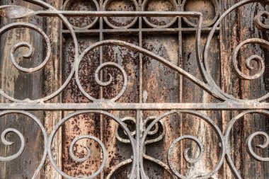 Süslü Rusted Ferforje mezarlığı kapı ve kapı. Cehennem Kapısı gibi görünebilir