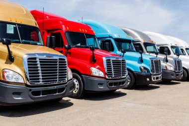 Indianapolis - Haziran 2018 yaklaşık: Renkli Freightliner yarı traktör römork kamyon kaplı satılmamaktadır. Freightliner Daimler Ag kamyon IV tarafından sahibi olduğu