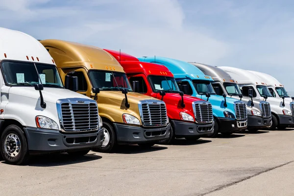 Indianapolis - Haziran 2018 yaklaşık: Renkli Freightliner yarı traktör römork kamyon kaplı satılmamaktadır. Freightliner Daimler Ag kamyon II tarafından sahibi olduğu
