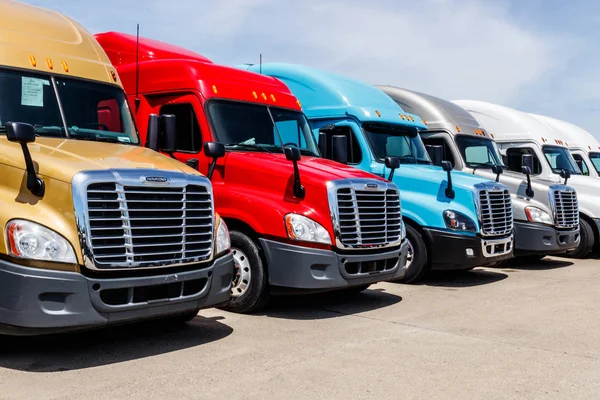 Indianapolis Circa June 2018 Colorful Freightliner Semi Tractor Trailer Trucks — Stock Photo, Image