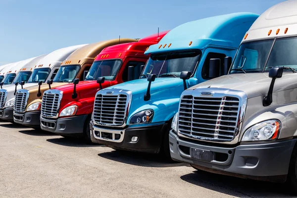 Indianapolis - Haziran 2018 yaklaşık: Renkli Freightliner yarı traktör römork kamyon kaplı satılmamaktadır. Freightliner Daimler Ag kamyon tarafından ait ben