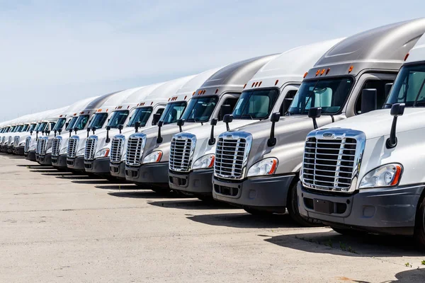 Indianapolis Circa June 2018 Freightliner Semi Tractor Trailer Trucks Lined — Stock Photo, Image