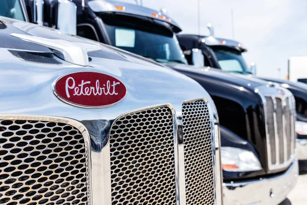 Indianapolis Circa Juni 2018 Peterbuilt Semi Trekker Trailer Trucks Bekleed — Stockfoto