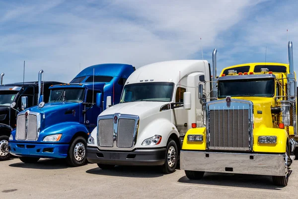 Indianapolis Circa Juni 2018 Colorful Semi Tractor Trailer Trucks Lined — Stok Foto