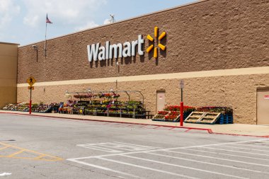 Monticello - Haziran 2018 yaklaşık: Walmart perakende satış yerini. Walmart IX rakiplerle yetişmek için internet ve e-ticaret varlığını artırılması