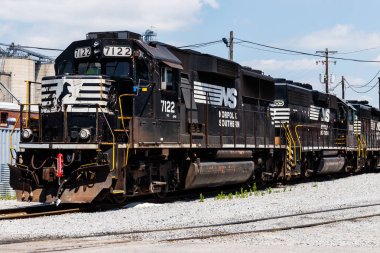 Ft Wayne - Haziran 2018 yaklaşık: Norfolk Güney Demiryolu altyapısı tren. NS ise ABD'de demiryolu ve Milli Güvenlik II listelenen bir sınıf